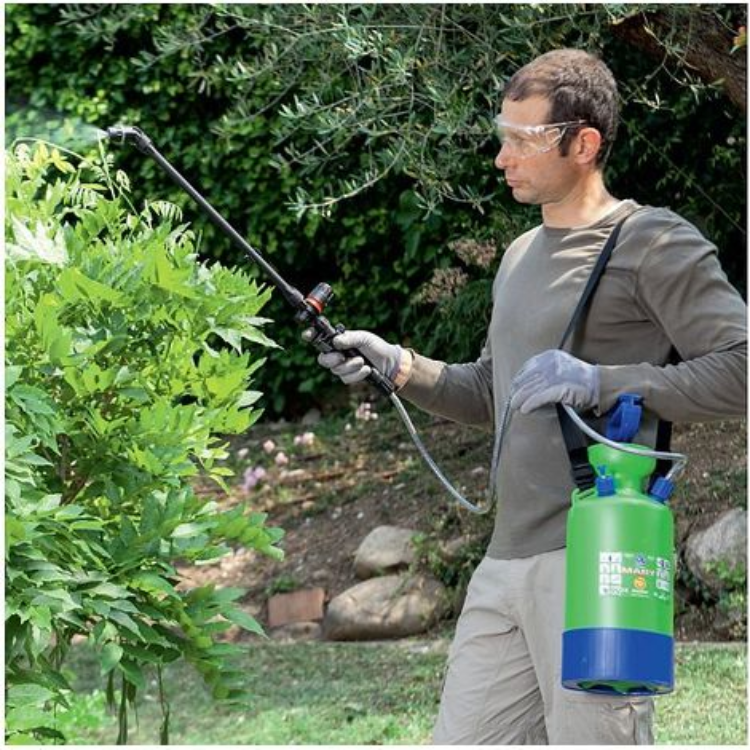 Pulvérisateur à pression DIMARTINO LADY 7 de 7,95 litres utilisé par un homme