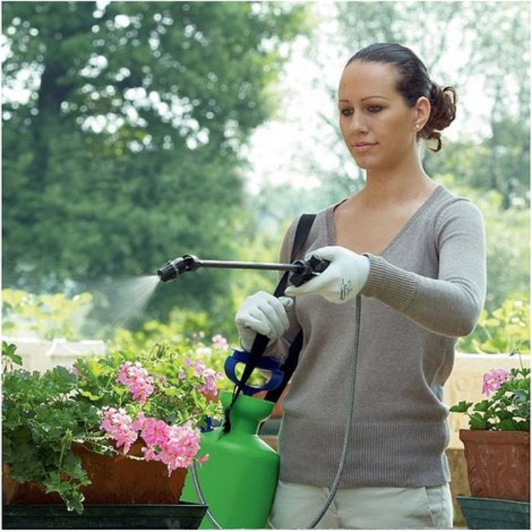 Pulvérisateur à pression DIMARTINO LADY 7 de 7,95 litres utilisé par une femme